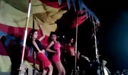 वह अपने सर्वहारा सेक्सी फिल्म दे दे वीडियो में मुर्गा मुस्कुराया