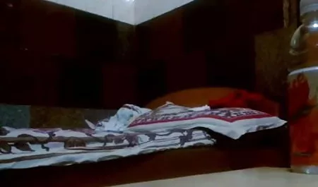 लाल अपनी कार को हल करने के लिए हिंदी सेक्सी मूवी वीडियो में एक आदमी के समक्ष आत्मसमर्पण किया