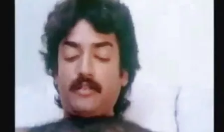 आदमी एक प्यारा एशियाई पिक्चर हिंदी में सेक्सी लड़की पर बंद फाड़े और एक तंग जगह में एक मोटी मुर्गा लगाया