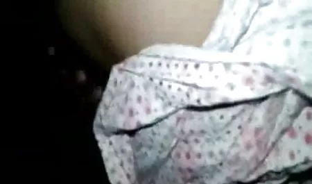 वेट्रेस एक छोटे लैटिन कमरे हिंदी सेक्स फिल्म वीडियो में में शैंपेन लाया