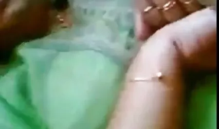 अपनी पत्नी के साथ बिस्तर सेक्सी में हिंदी मूवी में एक दोस्त का पता लगाएं और एक प्यारी जोड़ी मिल