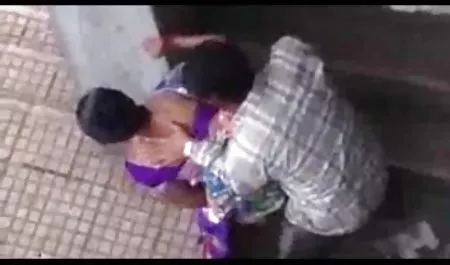 चश्मा पहने तेजस्वी आदमी सुंदर ढंग से सुंदर सेक्सी फिल्म दिखाइए वीडियो में पड़ोसी पंडोरिला
