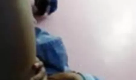 सुनहरे बाल वाली नौटंकी जीभ के उचित स्तर पर एक नाजुक तन रंग के साथ दिखाता है सेक्सी पिक्चर पिक्चर हिंदी में
