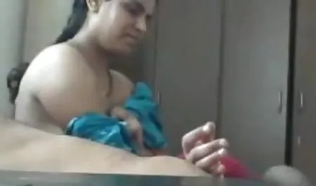 वह एक आदमी को काम पर रखा दीवार पेंट और एक ड्रेसिंग सदस्य सेक्सी फिल्म भेजो सेक्सी में का इस्तेमाल किया