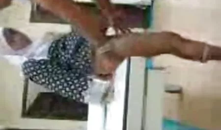 उसके दोस्त के साथ गोरा चश्मा सेक्सी मूवी वीडियो में सेक्सी अश्लील डाली गुजरता