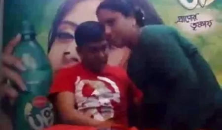 मनोचिकित्सक सोने के लिए उसके पति डाल दिया और सोफे पर उसके बगल हॉलीवुड सेक्सी फिल्म हिंदी में में अपनी पत्नी के साथ यौन संबंध.