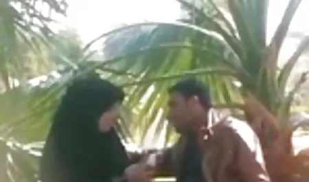 विभिन्न पदों में सोफे पर घर पर सेक्सी हिंदी फिल्म वीडियो में गर्म टावरों के एक जोड़े