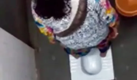 एक हिंदी फिल्म सेक्सी में पड़ोसी एक स्तन एक आदमी से पता चला और उसे एक सदस्य से पता चला