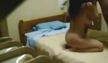 गद्दार एक सुनहरे बालों वाली वेश्या मद्रासी में सेक्सी पिक्चर को मार डाला और एक मजबूत टोपी के साथ उसकी आलोचना की