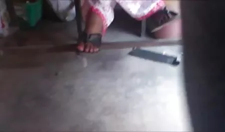बंदोमी की वजह से एक पड़ोसी आदमी के साथ सेक्सी हिंदी मूवी में सेक्स करने के लिए एक वयस्क लड़की जलता