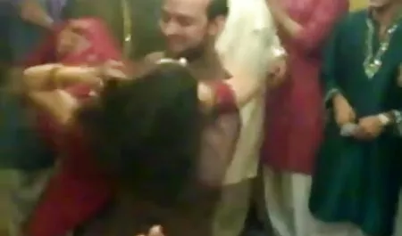 दो पत्नियों सेक्सी फिल्म भेजो वीडियो में दूल्हे के साथ साझा करें और यौन संबंध नहीं हो सकता