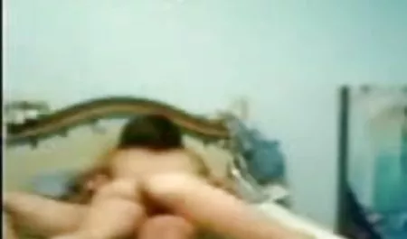 सुनहरे बालों वाली सेक्सी हिंदी फिल्म वीडियो में स्ट्रिप