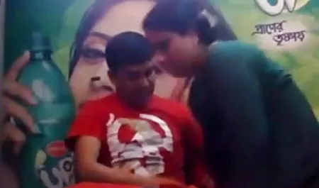 एक लंबे समय के हिंदी में सेक्सी मूवी फिल्म लिए, वह अपने लंपट पत्नी के साथ कमबख्त नाचती