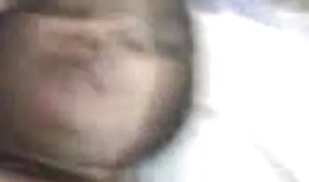 कलाकार अपने मॉडल के हिंदी पिक्चर फिल्म सेक्सी हिंदी में सदस्यों में से एक पर कूद गया