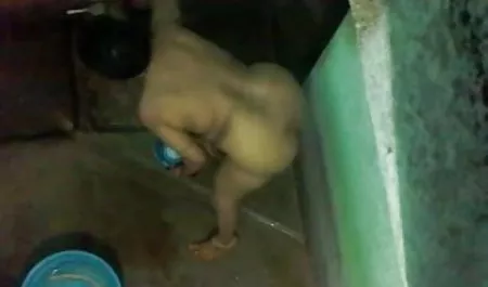 अच्छी लड़की एक क्षतिग्रस्त सीढ़ी हिंदी सेक्सी मूवी वीडियो में की घुमावदार लिंग के बगल में एक बिल्ली को आकर्षित किया