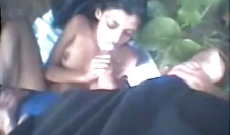 वह सेक्सी हिंदी में फिल्म एक दोस्त हस्तमैथुन देखा और उसे अंतिम तक पहुँचने में मदद की