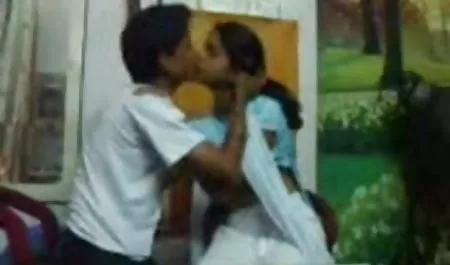श्यामला छात्र पहली दोस्त के साथ सेक्सी वीडियो में हिंदी मूवी कैमरे पर दोस्त चूसा और खींचती है