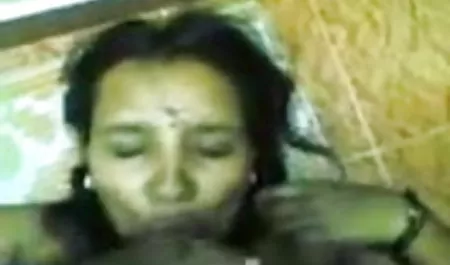 होटल में, एक आदमी अपने प्रेमी के लिए एक जगह साफ और एक मजबूत गधे के हिंदी सेक्सी फिल्म हिंदी में साथ गोरा जाती है