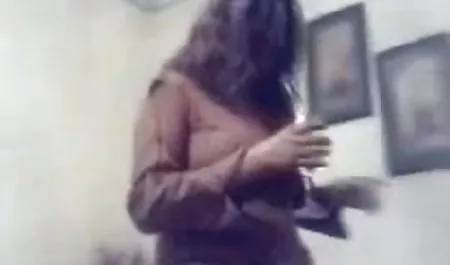 वीआईपी कक्ष में एक पेशेवर वेश्या एक धनी वीडियो फिल्म सेक्सी हिंदी में ग्राहक सेवा की थी