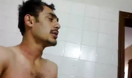लाल और लाल एक गंजा कुल्ले सेक्सी पिक्चर वीडियो में सेक्सी वीडियो में मिठास के लिए साहसी लड़ाई में निर्देशित खेल