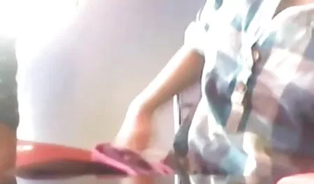 एक कर्मचारी सोफे पर अपने मालिक सेक्सी में हिंदी मूवी के चेहरे
