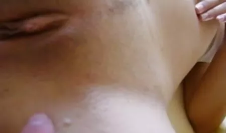 ब्रिटिश सेक्सी हिंदी में फिल्म अंधेरे त्वचा सुंदरता का एक काला बिल्ली पहने हुए है