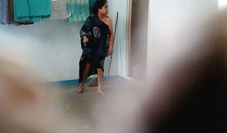 शरारती पत्नी लंपट हिंदी में सेक्सी फिल्म वीडियो नौकरानी के रूप में तैयार है और उसकी पत्नी बहकाया