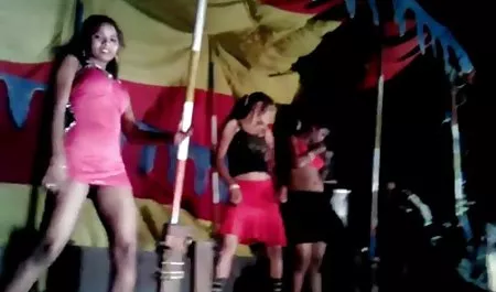 एक गोरा जल्दी से उसके भविष्य सेक्सी फिल्म सेक्सी फिल्म वीडियो में के पति के साथ छेड़खानी करने के लिए आ रहा है