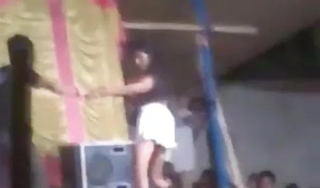 अपने सेक्सी बीएफ फिल्म हिंदी में दोस्तों में से एक बछड़ों के एक समूह की आलोचना की