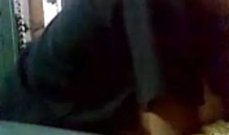 रखैल नानी उसके साथ हस्तमैथुन और समलैंगिक यौन संबंध के हिंदी पिक्चर फिल्म सेक्सी हिंदी में लिए पकड़ा गया था