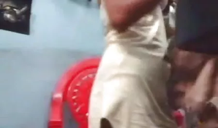 एक मुस्कुरा काली औरत एक गर्म कमबख्त की मदद से सेक्सी में हिंदी मूवी एक नया स्टूडियो सेवा में प्रवेश करती है