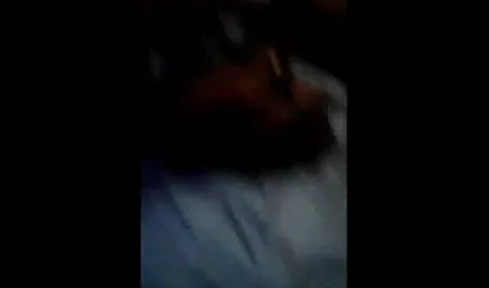 सीरन ली सेक्स की मदद से एक हड्डी रक्षक पिक्चर वीडियो में सेक्सी काम देता है