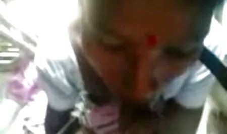 एक सेक्सी फिल्म भेजो वीडियो में मेहमाननवाज दोस्त उसकी प्रेमिका को संतुष्ट करने के लिए कुछ भी करेंगे