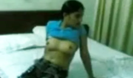 अभिनेत्री लॉकर रूम में हस्तमैथुन के लिए सोया और उसके पति के साथ उसके पति को फिल्म सेक्सी हिंदी में धोखा दिया