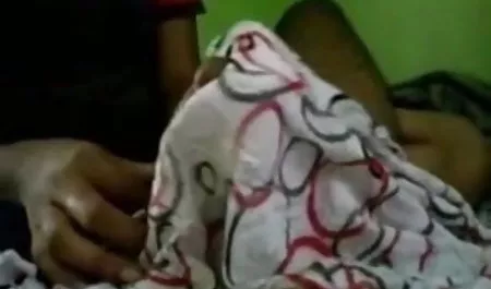 मैं एक लैपटॉप के साथ सेक्सी हिंदी मूवी में एक शादीशुदा पड़ोसी के पास गया और सुंदर पैर के साथ उसे बहकाया