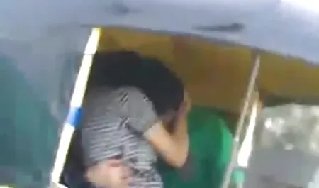 रात में पार्किंग में, एक सुंदर गोरा उसके दोस्त के लिए एक सेक्सी मूवी दिखाइए हिंदी में आकर्षक बनाया