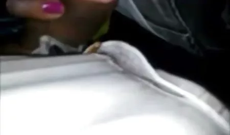उद्यान के लिए एक सुंदर श्यामला सेक्सी मूवी हिंदी में लाने के लिए और सड़क पर उसे गधा लात
