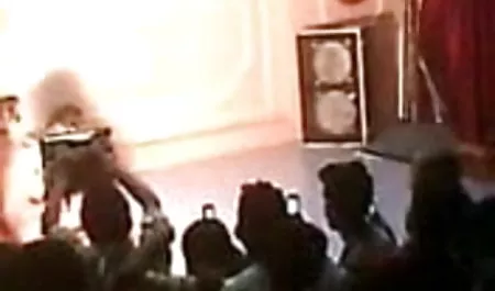 एक नौसिखिया फोटोग्राफर ट्रे के हिंदी में सेक्सी फिल्में हिंदी में बजाय एक भीड़ भरे मॉडल पर फोटो शूट पर क्लिक किया