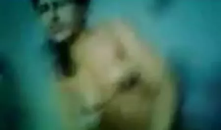 कार की चाबियाँ हिंदी में सेक्सी फिल्म का वीडियो के मामले में, लड़की स्मार्टफोन कैमरा धारण करने के लिए सहमत