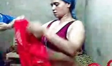 एक आदमी सेक्सी फिल्म वीडियो में हिंदी के साथ यौन संबंध रखने वाले तीन आवारा लड़की