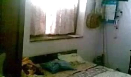 उसकी प्रेमिका ट्रंक में घूमती है और बेडरूम हॉलीवुड सेक्सी फिल्म हिंदी में में सभी दरारें विस्फोट