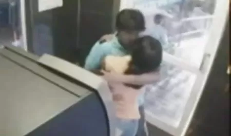 बाथरूम में, सौतेले पिता एक तंग जगह में अपनी बेटी की एक वेश्या हॉलीवुड सेक्सी फिल्म हिंदी में