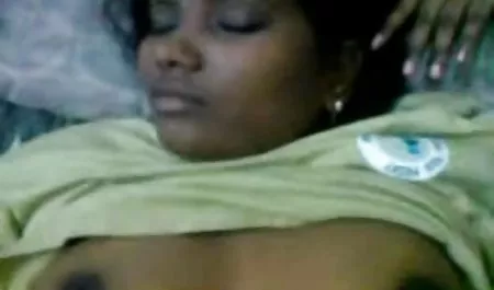 लाल पड़ोसी के साथ सेक्सी हिंदी में फिल्म लिफ्ट से मुलाकात की और यौन संबंध के लिए लड़के को आमंत्रित किया