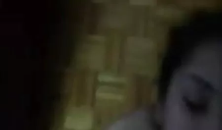 एक स्नातक टोपी पहने हुए पहले व्यक्ति हिंदी सेक्सी फिल्म हिंदी में में एक युवा लड़की के साथ सेक्स