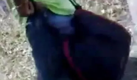 हथेलियों के तहत तेल लड़की एक युवा मालिश के सेक्सी पिक्चर हिंदी में साथ कवर किया जाता है