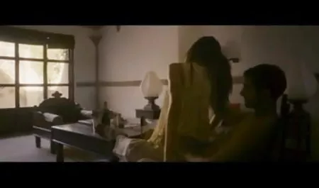 बूढ़ा आदमी एक बिंदु के लिए एक युवा श्यामला फाड़े और उसे योनि में सेक्सी हिंदी में फिल्म एकत्र हुए