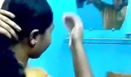 वह अपनी पत्नी के साथ उसकी कमीज डाल बिना चश्मे के साथ अभ्यास और उसके सेक्सी में हिंदी पिक्चर फिल्म चेहरे लिया